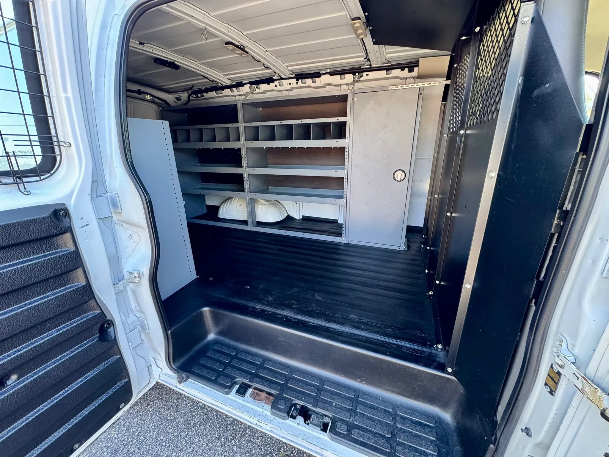 Used 2015 Chevrolet Express 2500 RWD image 14