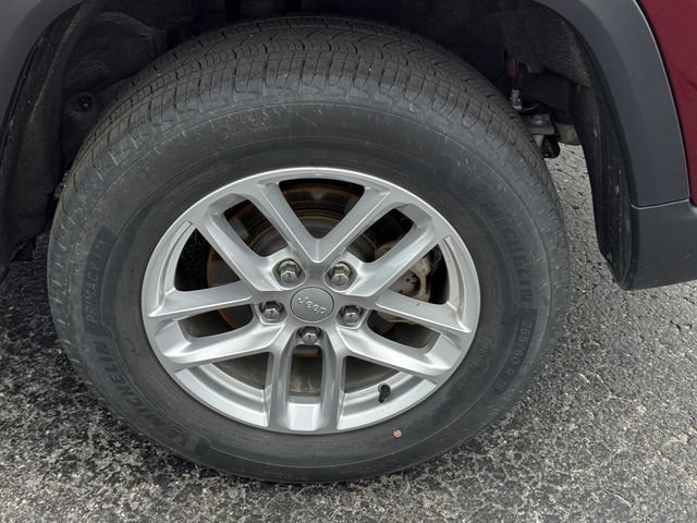 Certified 2023 Jeep Grand Cherokee Laredo AWD/4WD image 11