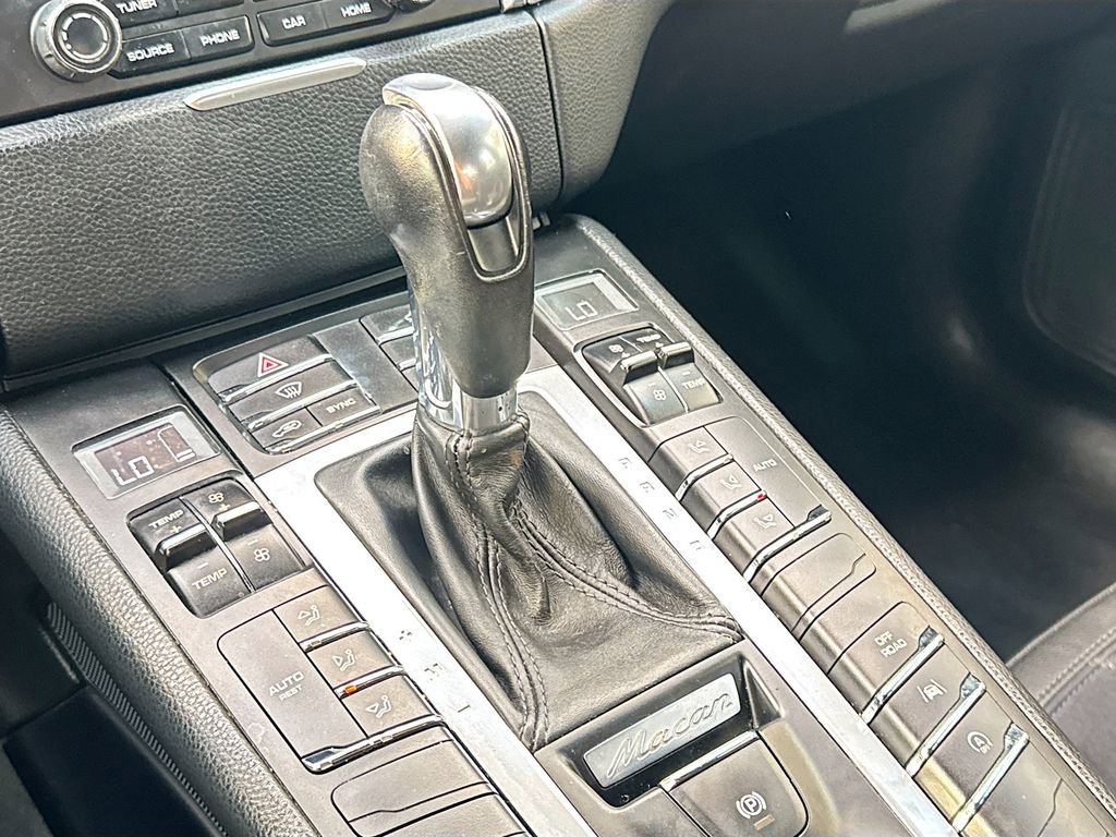Used 2018 Porsche Macan AWD/4WD image 17