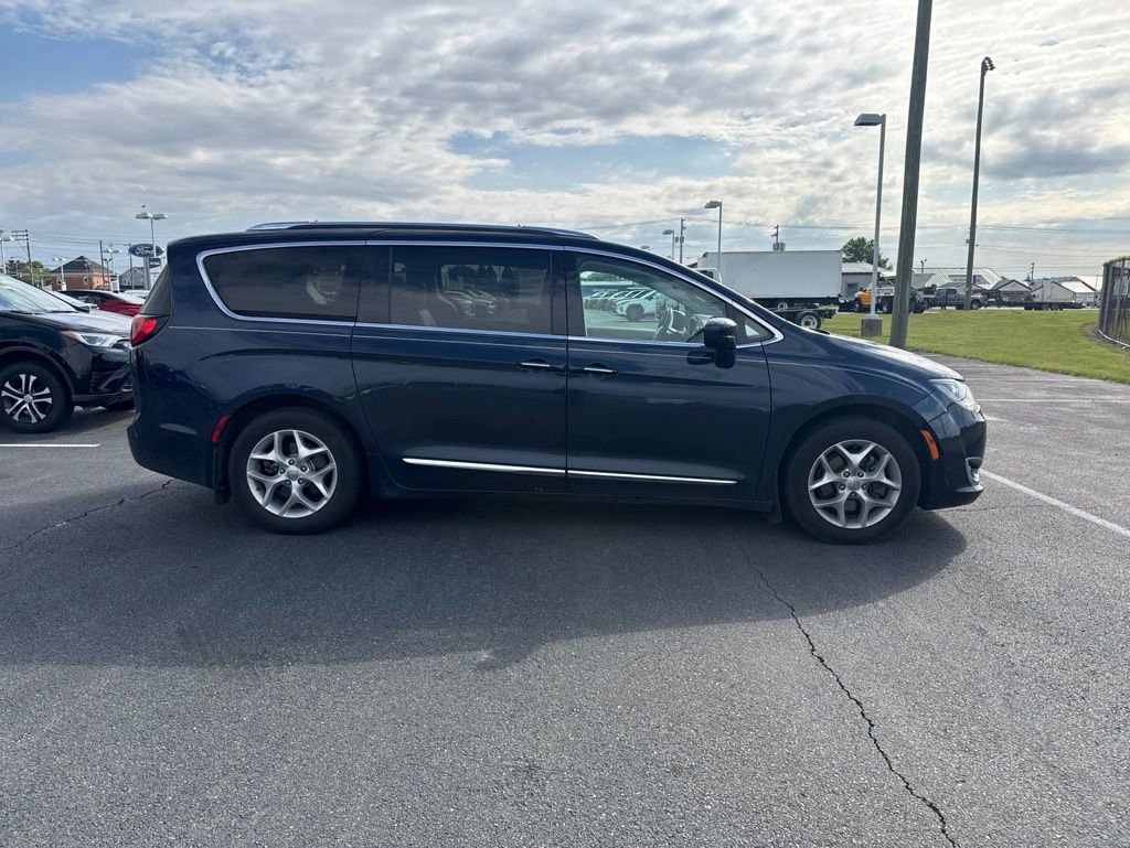 Used 2017 Chrysler Pacifica Touring-L Plus FWD image 4