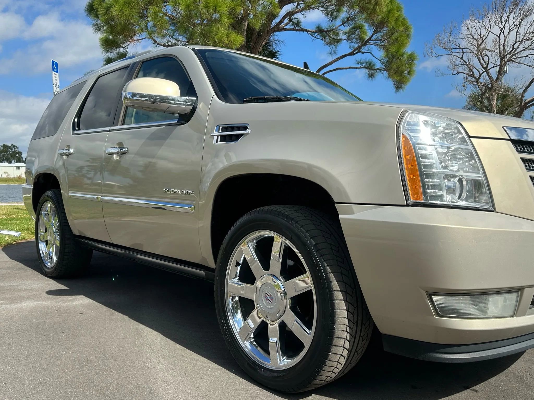 Used 2010 Cadillac Escalade Premium image 6
