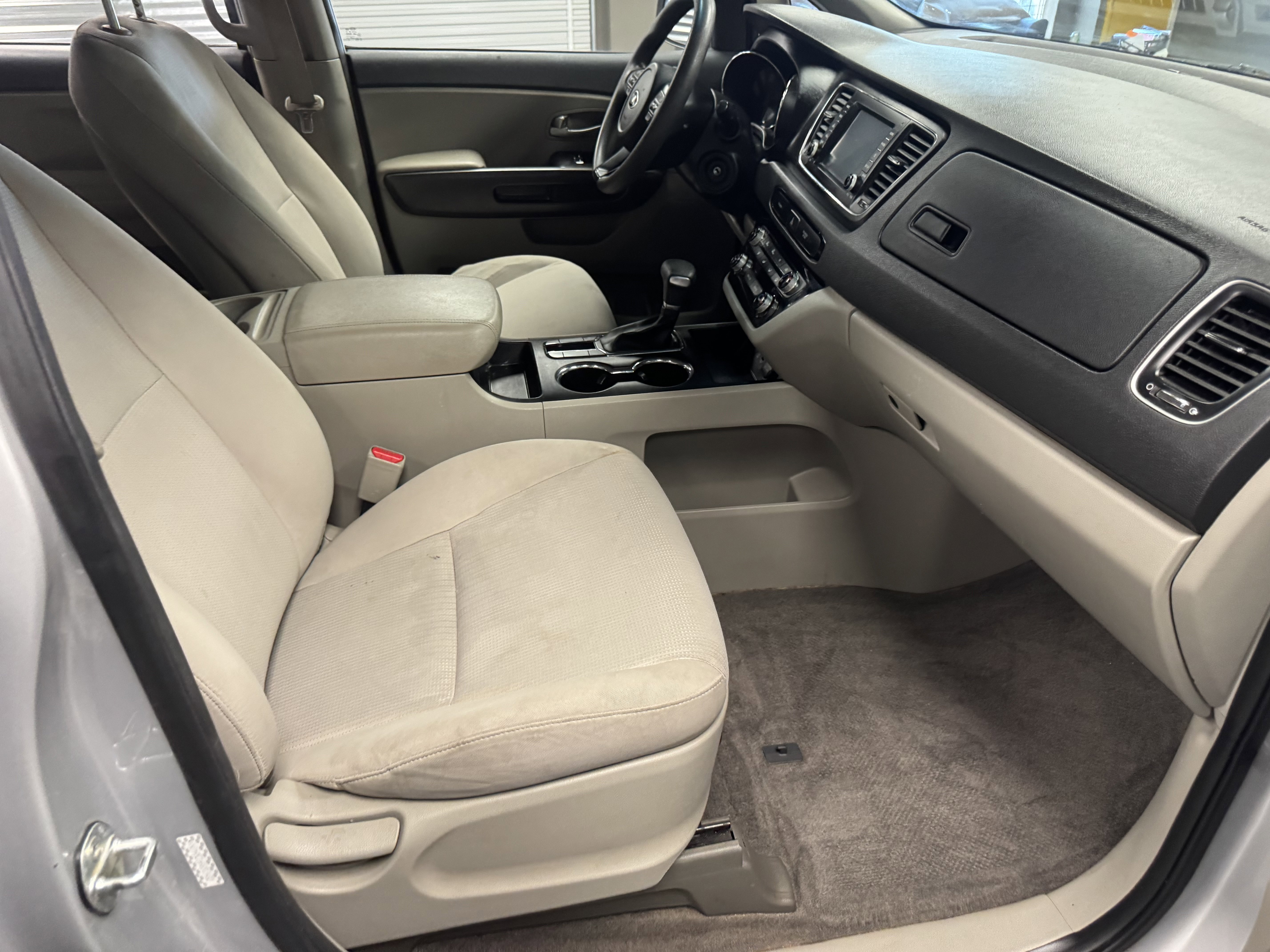 Used 2019 Kia Sedona L FWD image 14