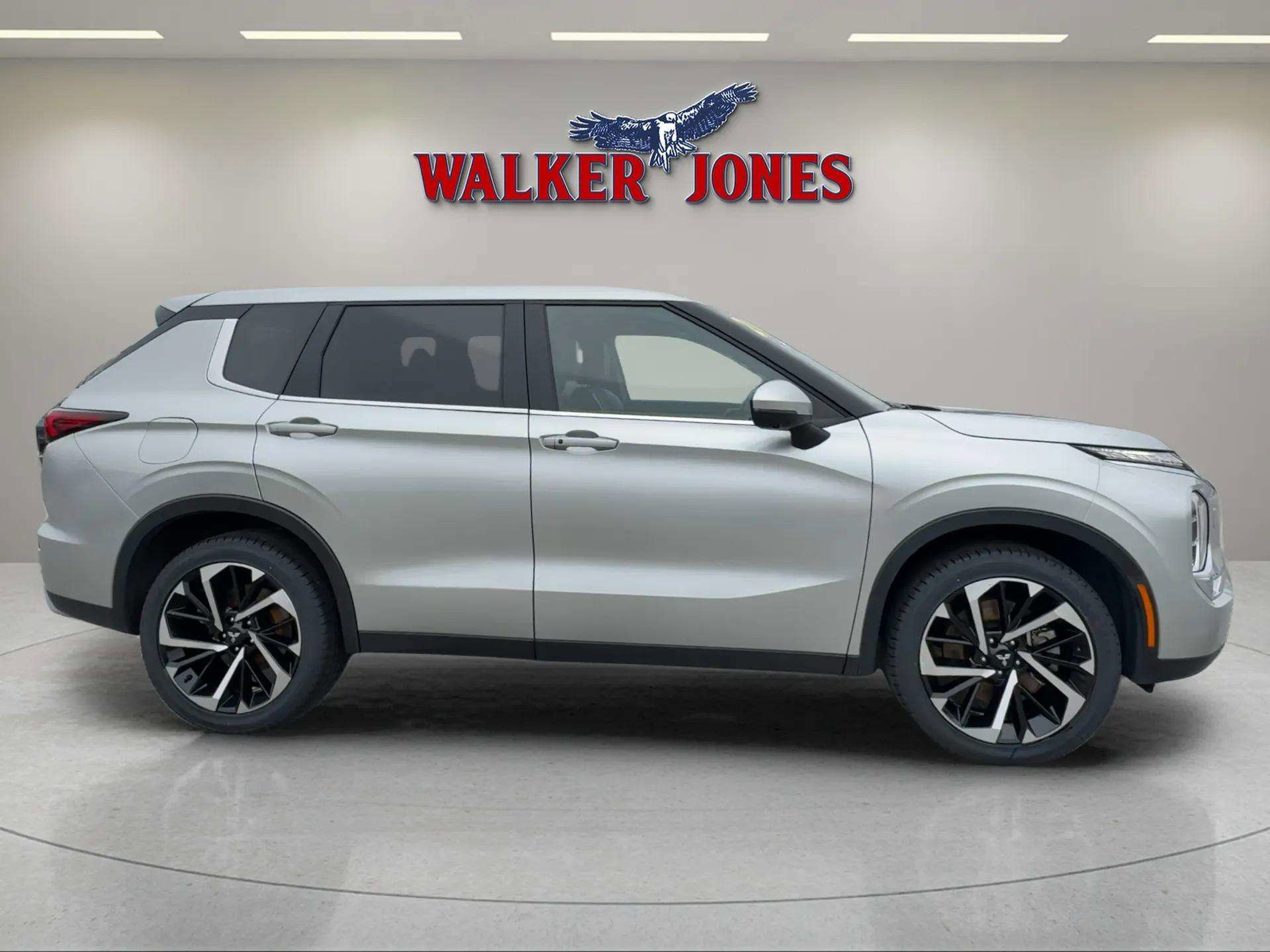 Used 2024 Mitsubishi Outlander SE image 3