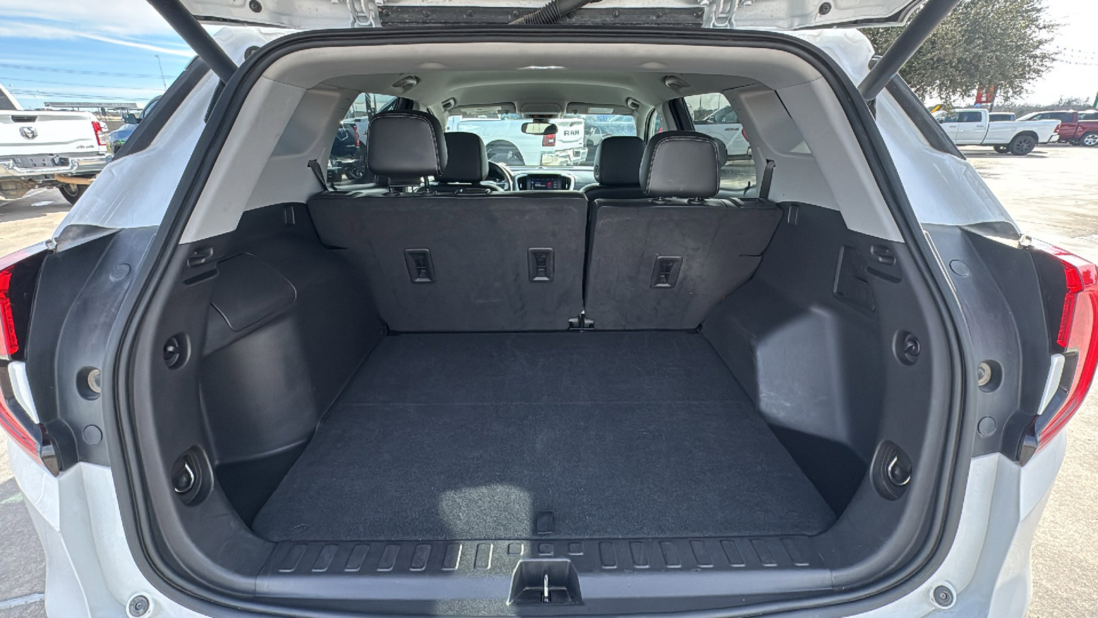 Used 2024 GMC Terrain SLT image 23