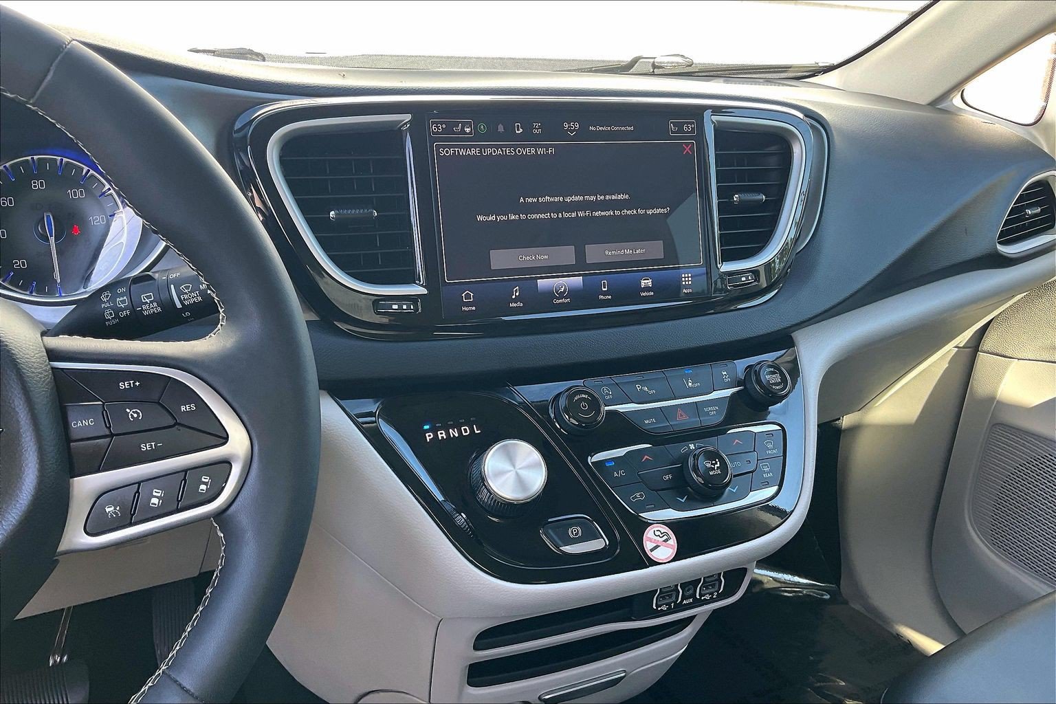 Used 2024 Chrysler Pacifica Touring-L FWD image 7