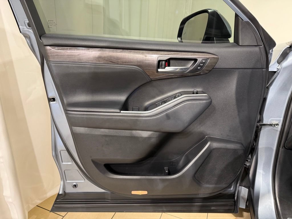 Certified 2021 Toyota Highlander Limited AWD/4WD image 15