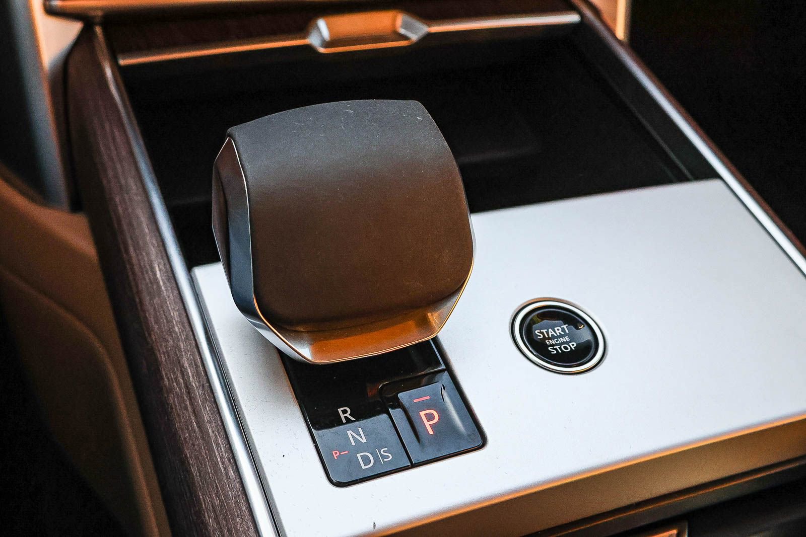 Certified 2025 Land Rover Range Rover SE image 40