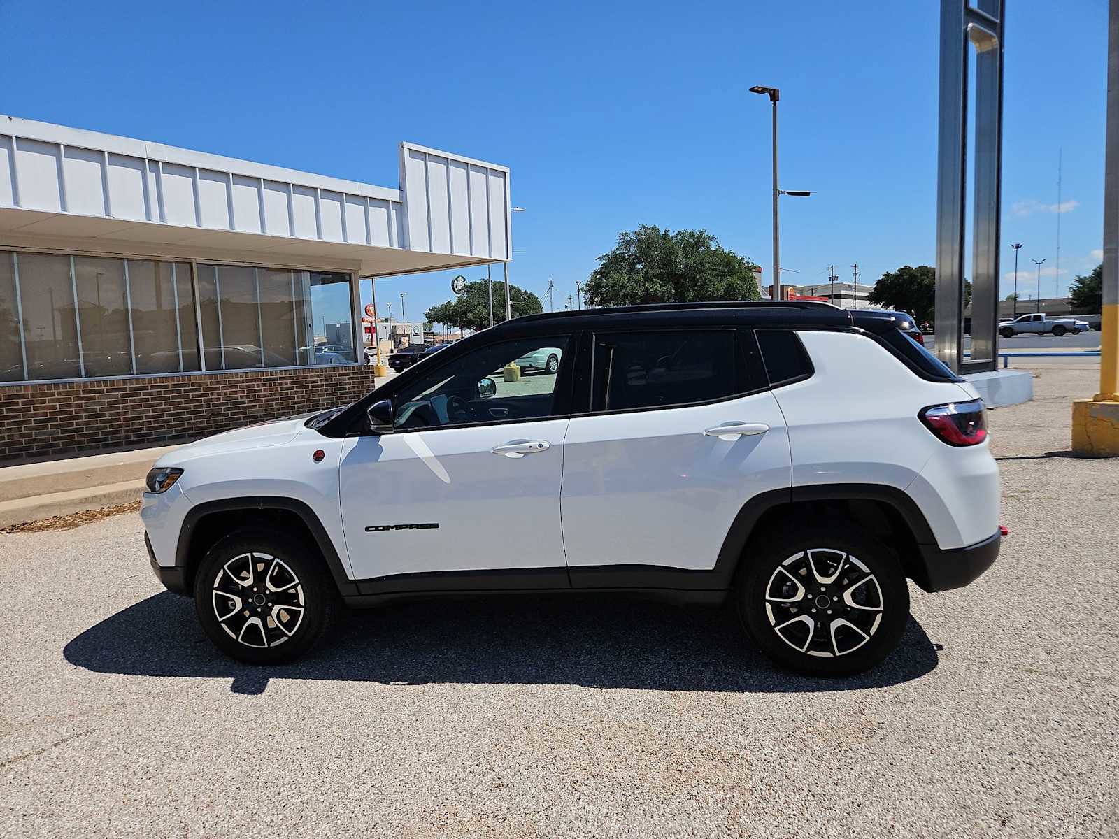 Used 2025 Jeep Compass Trailhawk AWD/4WD image 5