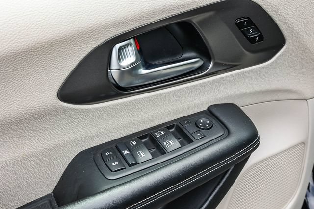 Used 2024 Chrysler Pacifica Touring-L FWD image 22