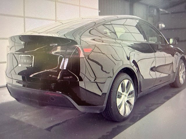 Used 2023 Tesla Model Y Long Range AWD/4WD image 3