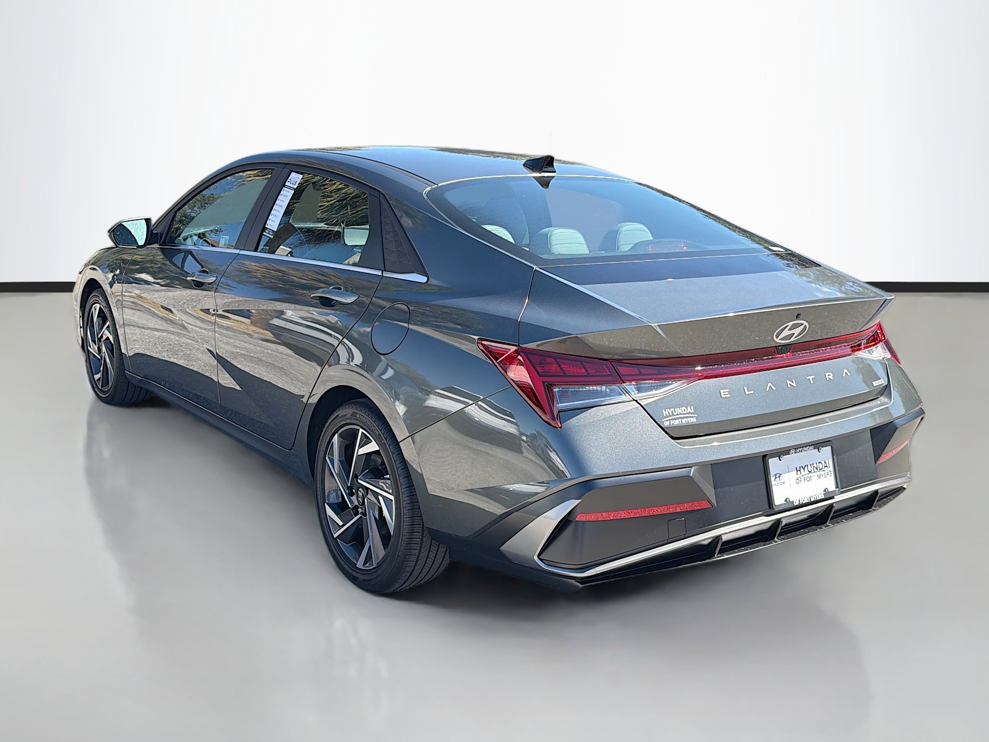 Used 2025 Hyundai Elantra Limited image 5