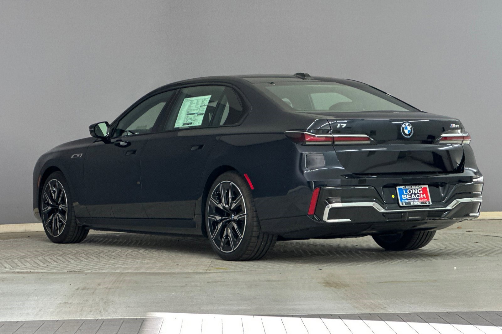 New 2026 BMW i7 M70 w/ Premium Package image 3