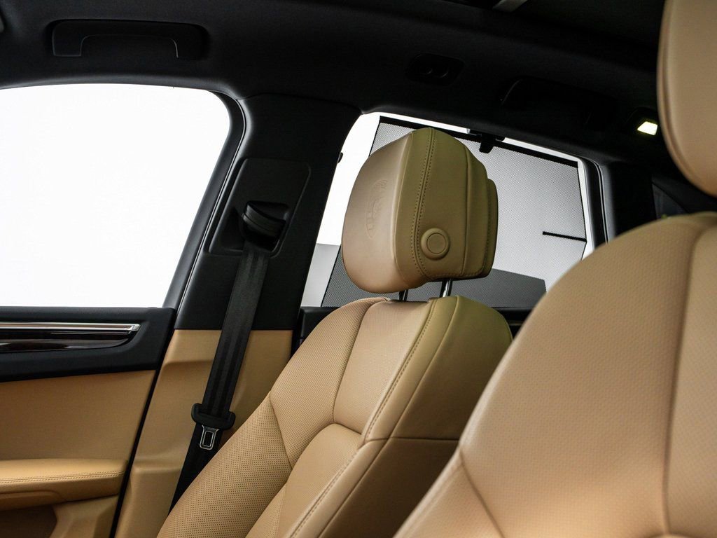 Certified 2025 Porsche Macan image 27