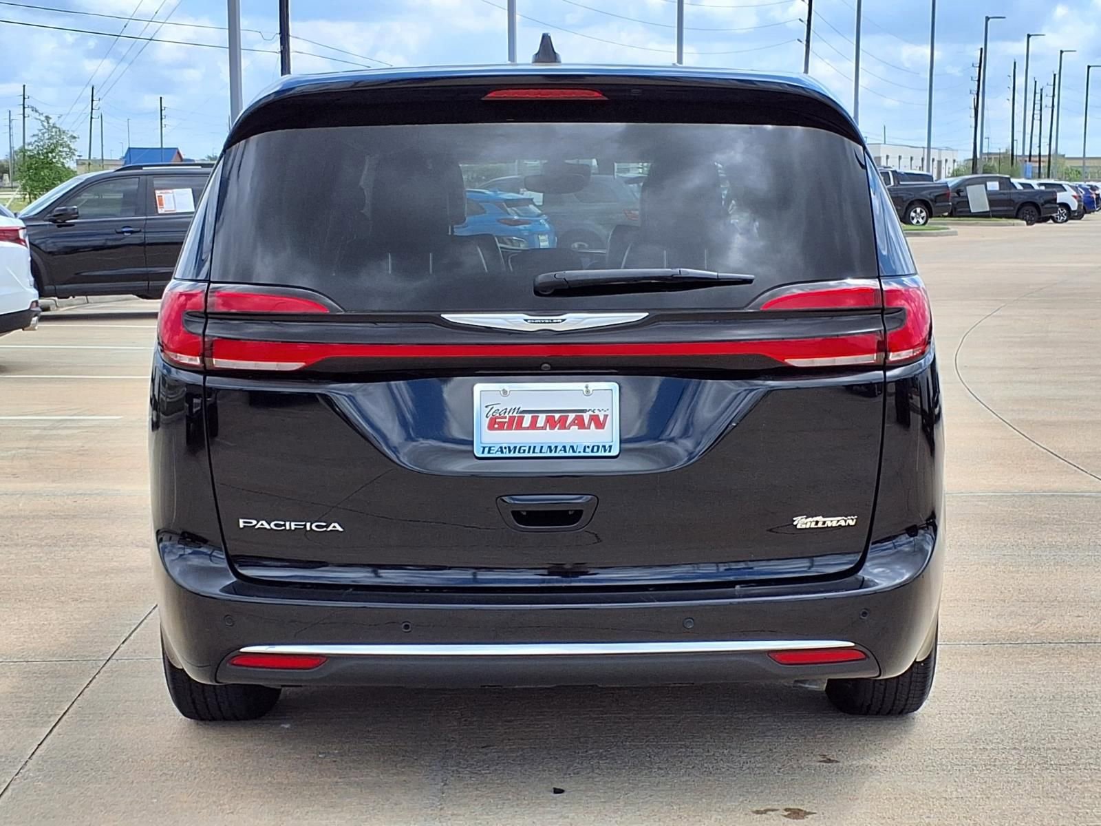 Used 2024 Chrysler Pacifica Touring-L image 6