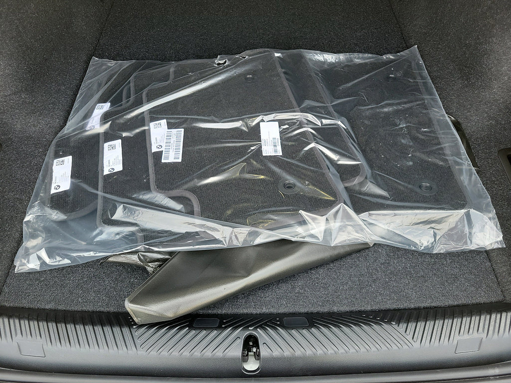 New 2026 BMW i5 M60 w/ Convenience Package RWD image 9