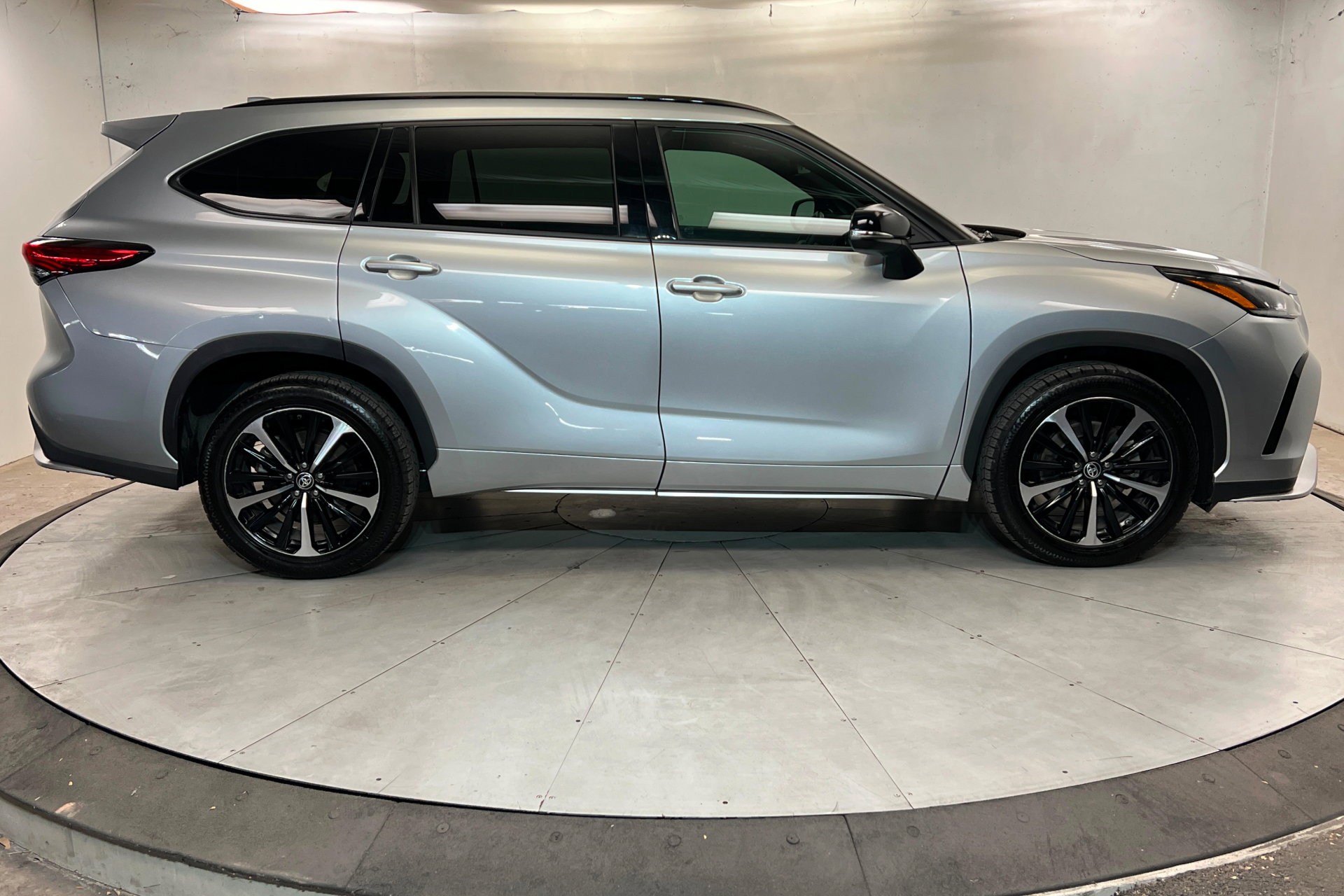 Used 2021 Toyota Highlander XSE AWD/4WD image 7