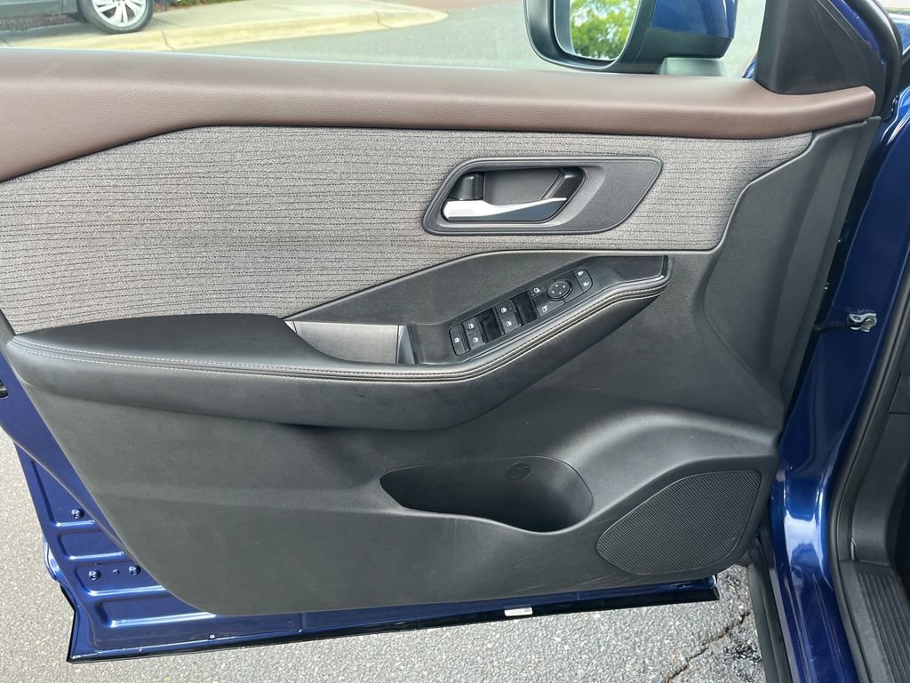 Used 2023 Nissan Rogue SV image 10