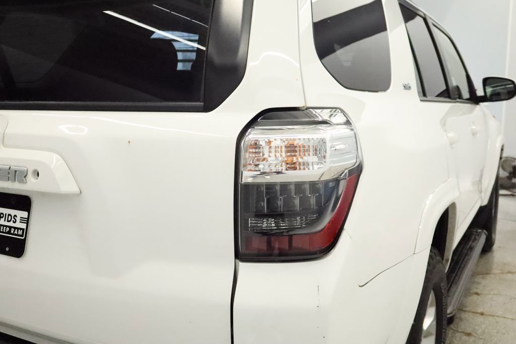 Used 2018 Toyota 4Runner SR5 Premium image 17
