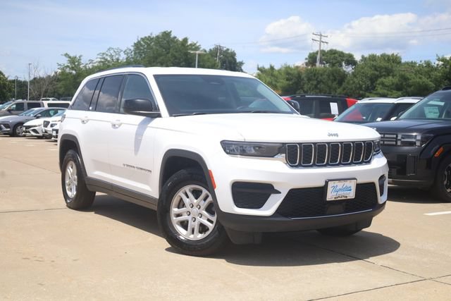 Used 2024 Jeep Grand Cherokee Laredo AWD/4WD image 2