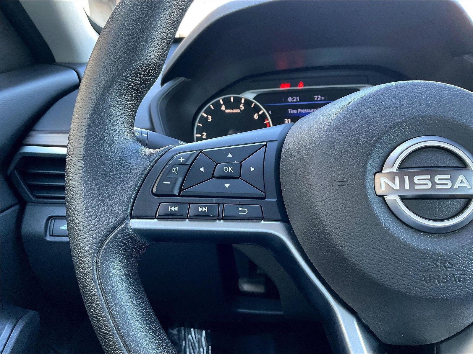 Used 2024 Nissan Altima 2.5 SV FWD image 11