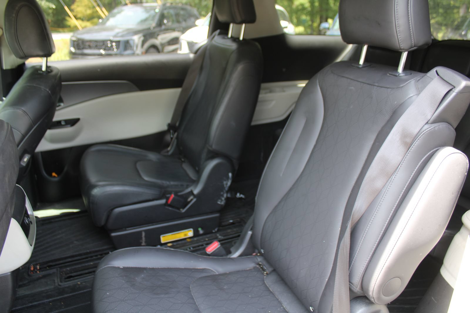 Used 2024 Kia Carnival LX FWD image 7