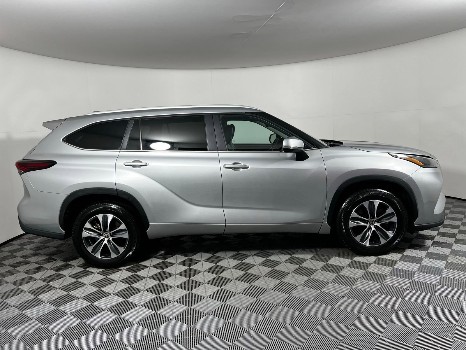 Certified 2024 Toyota Highlander XLE image 4