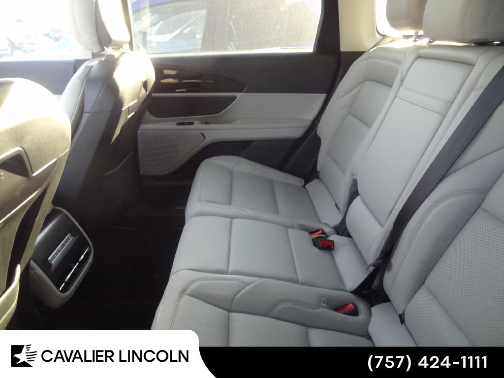 Used 2026 Lincoln Nautilus Premier AWD/4WD image 6