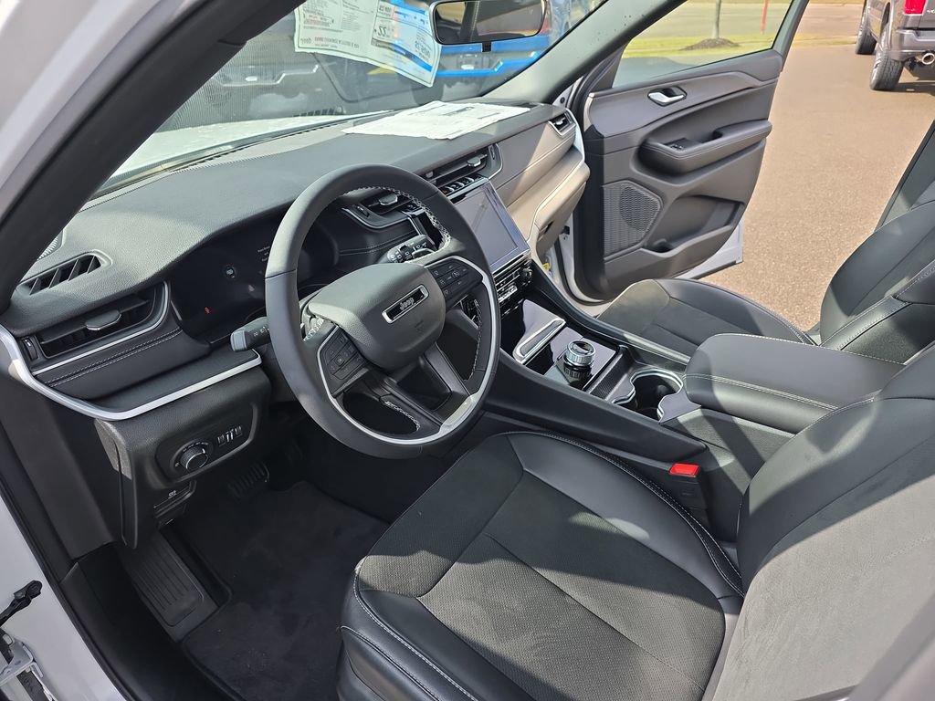 New 2025 Jeep Grand Cherokee Altitude image 16