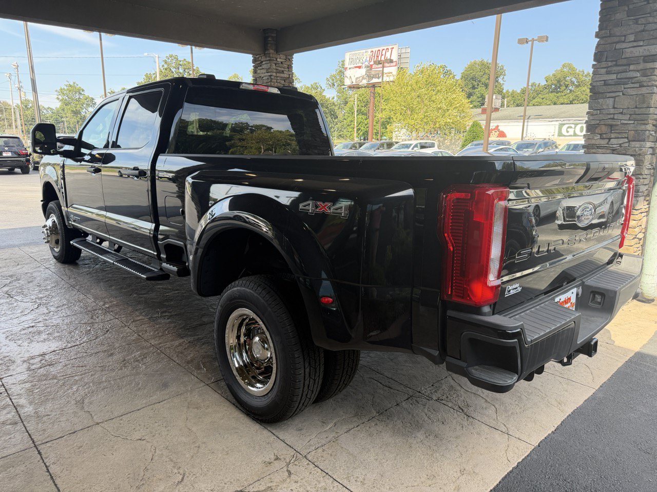 Used 2023 Ford F350 XLT AWD/4WD image 9