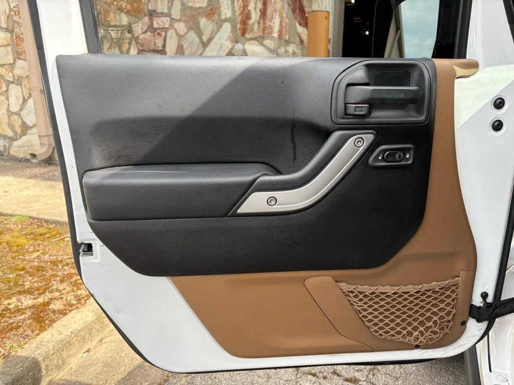 Used 2012 Jeep Wrangler Unlimited Rubicon w/ Connectivity Group image 17