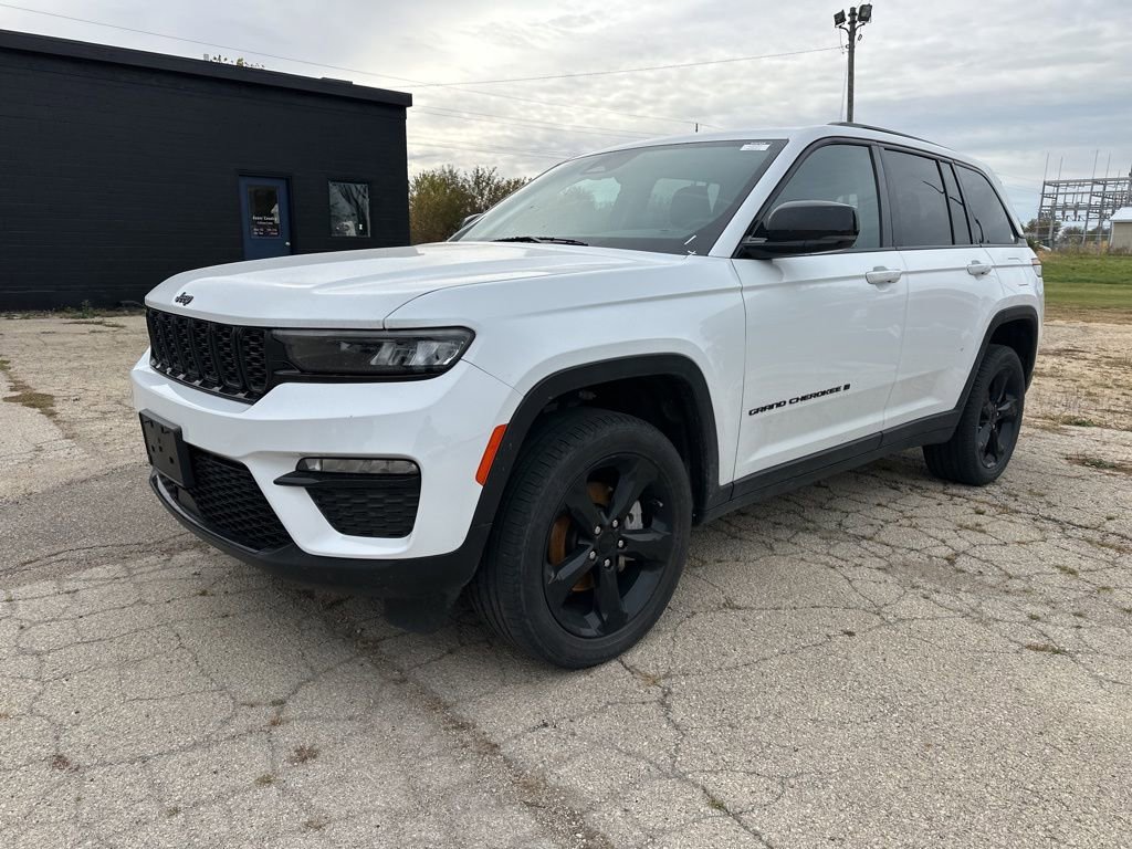 Used 2023 Jeep Grand Cherokee Limited w/ Black Appearance Package image 15