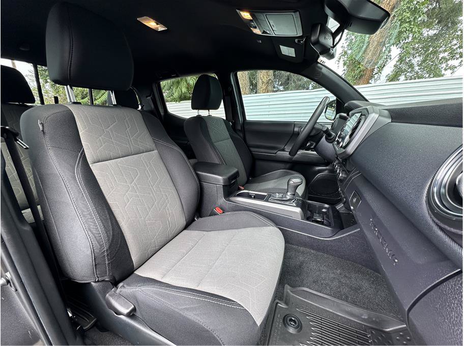 Used 2022 Toyota Tacoma TRD Sport w/ Technology Package AWD/4WD image 4
