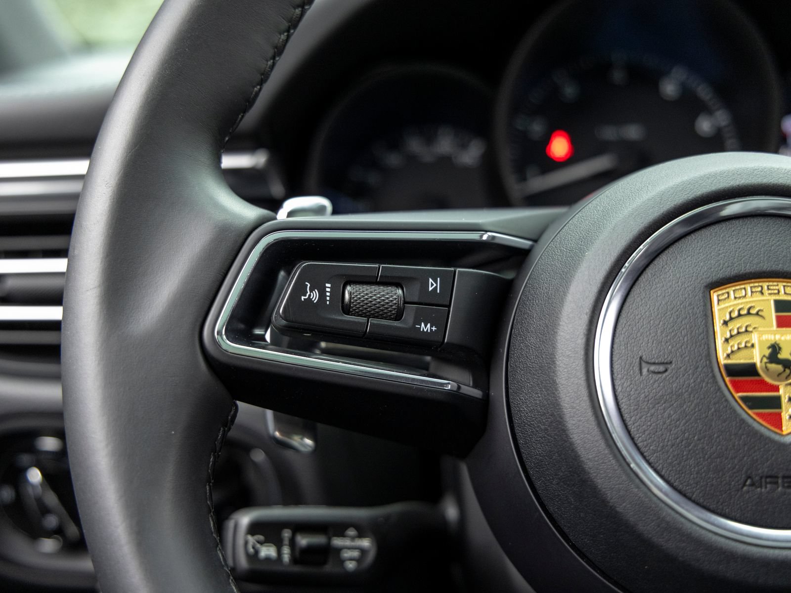 Certified 2022 Porsche Macan AWD/4WD image 31