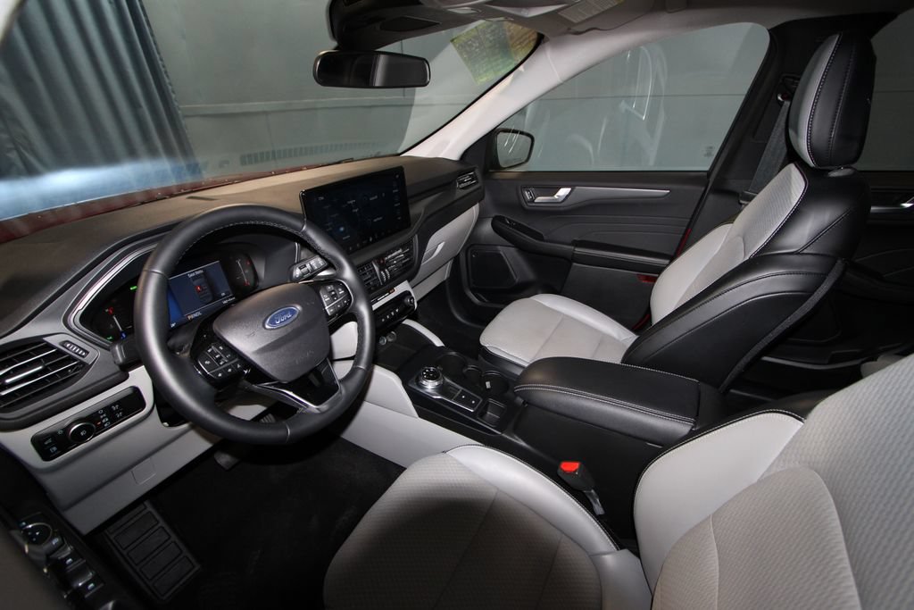 Used 2025 Ford Escape SE w/ Class II Trailer Tow Package FWD image 2