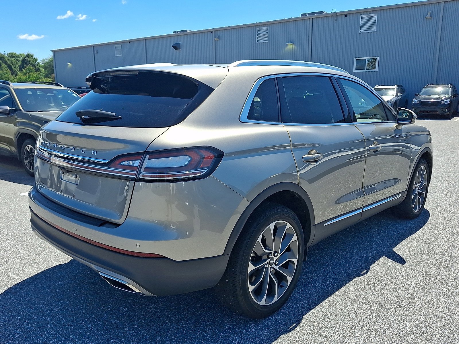 Used 2023 Lincoln Nautilus Reserve w/ Cargo Utility Package AWD/4WD image 4