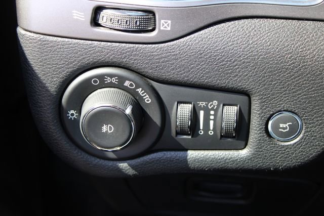 Used 2019 Jeep Cherokee Limited FWD image 21