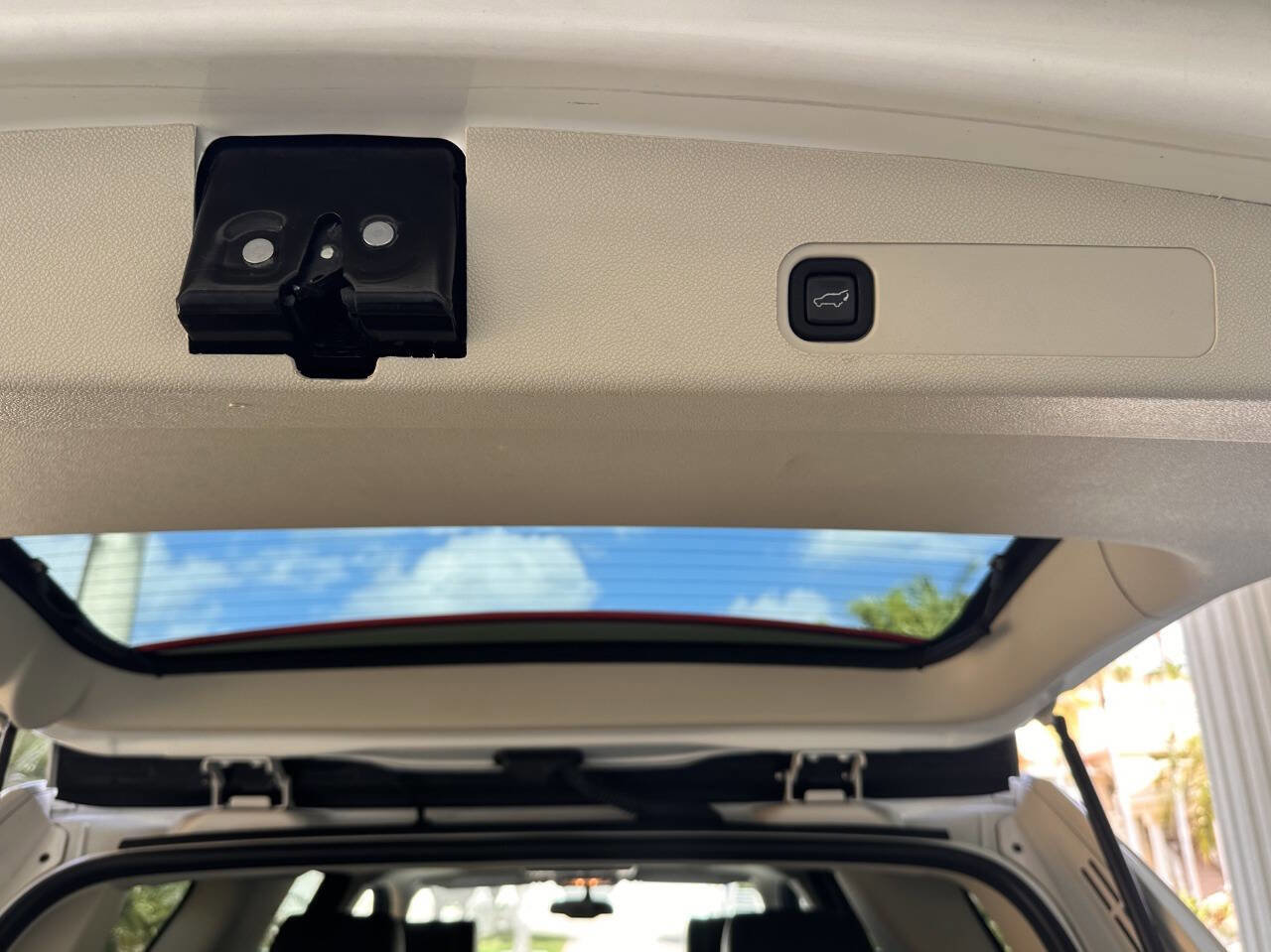 Used 2011 Cadillac Escalade Platinum image 82