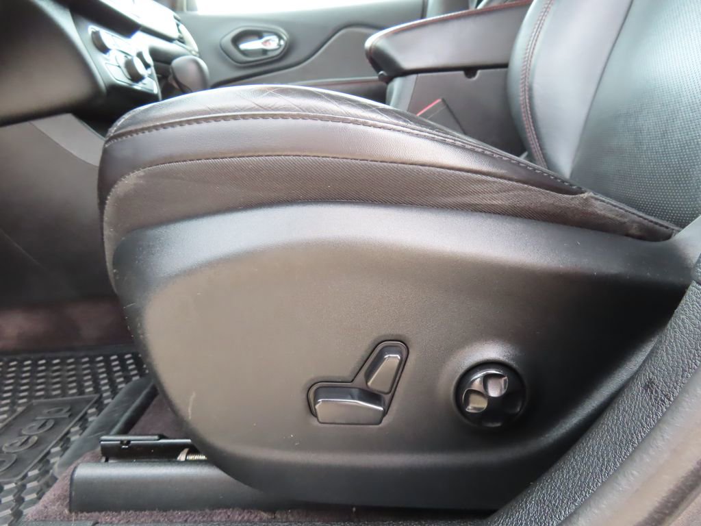 Certified 2019 Jeep Cherokee Trailhawk AWD/4WD image 7
