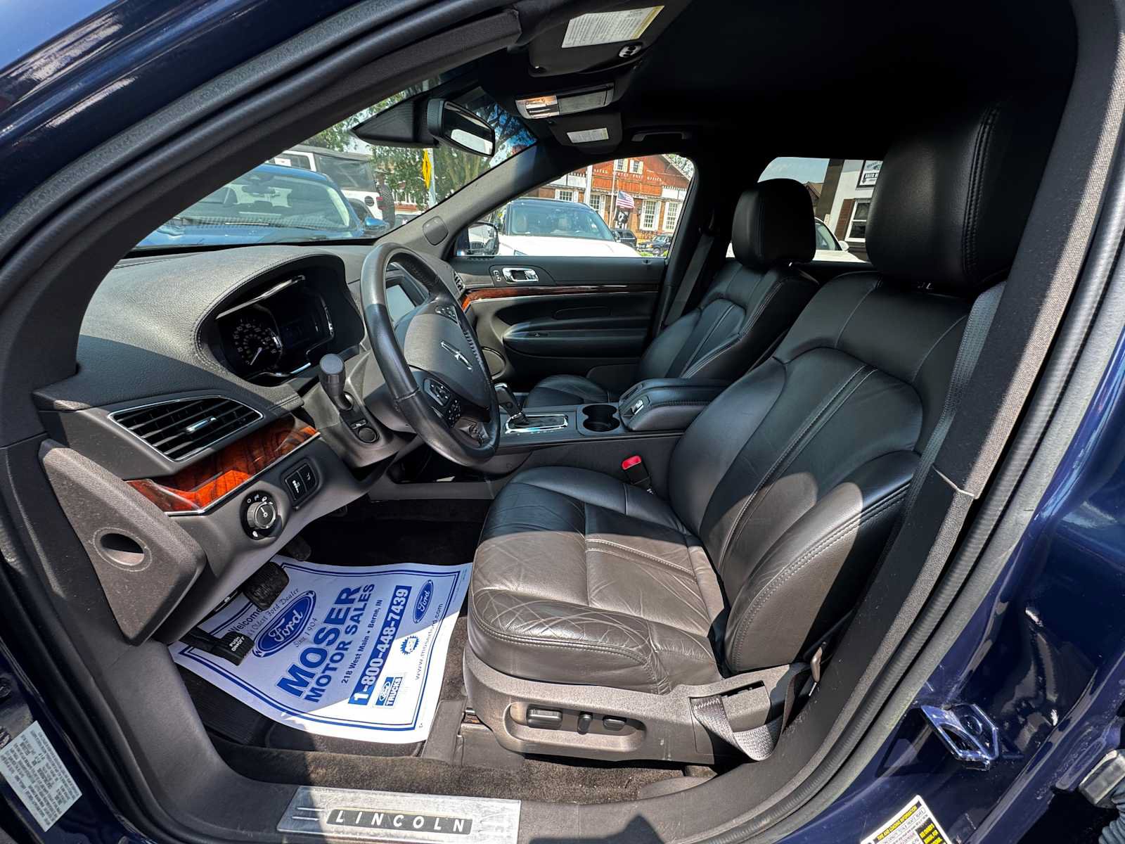Used 2013 Lincoln MKT AWD image 2