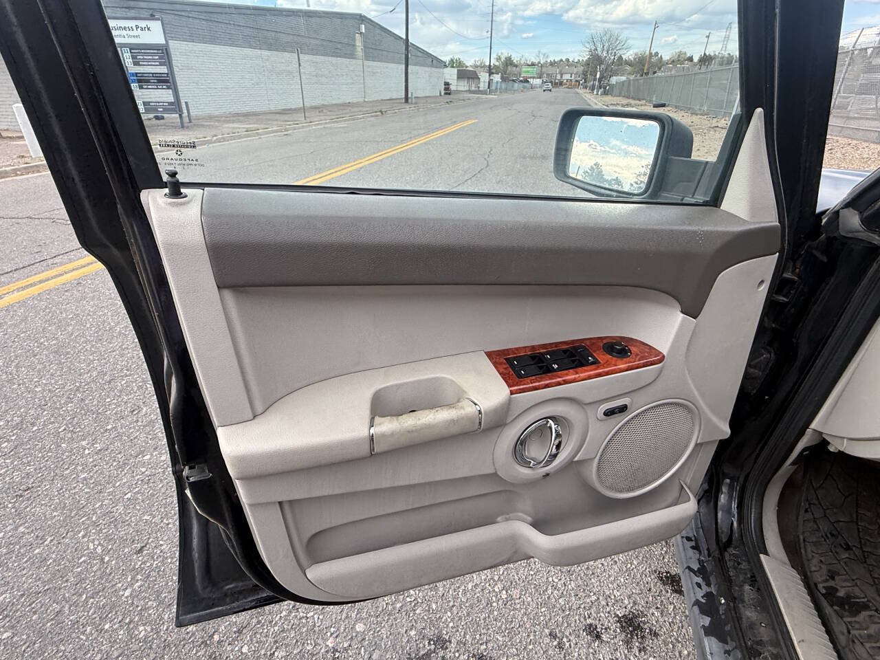 Used 2006 Jeep Commander Limited w/ Trailer Tow Group IV RWD image 17