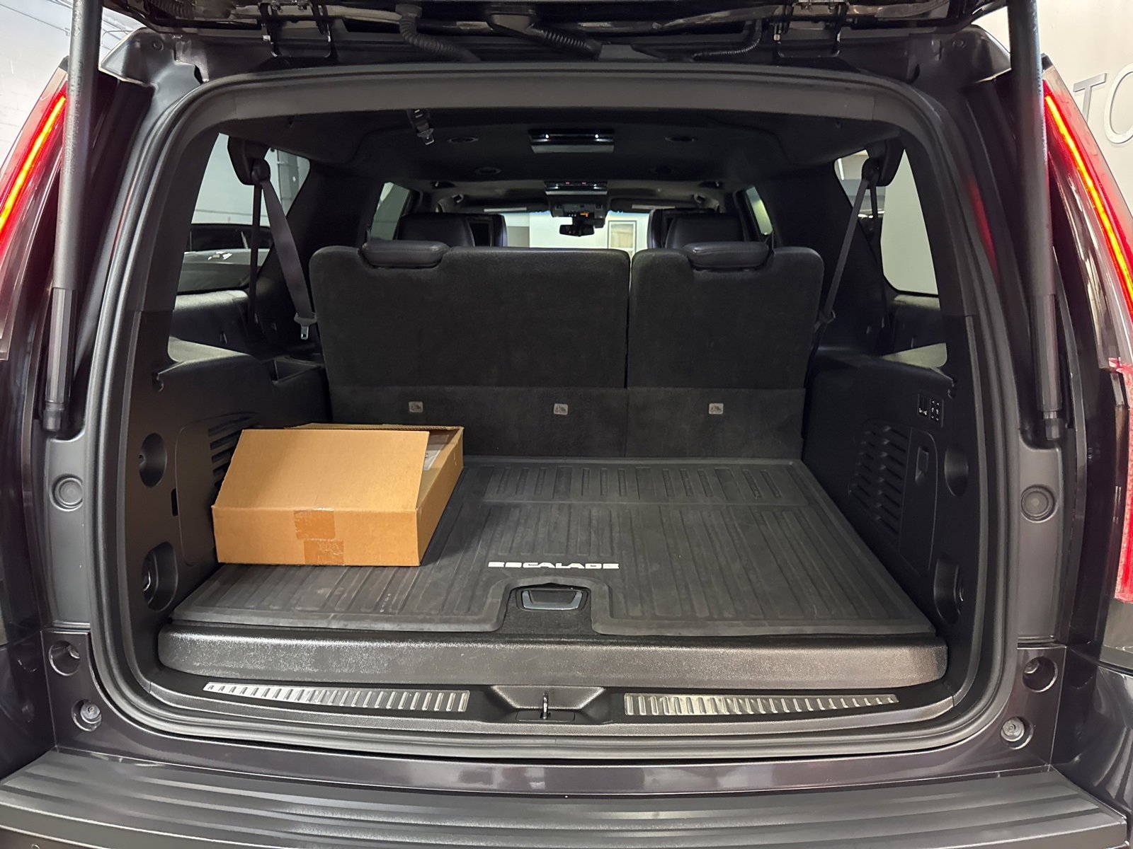 Used 2017 Cadillac Escalade ESV Platinum image 25