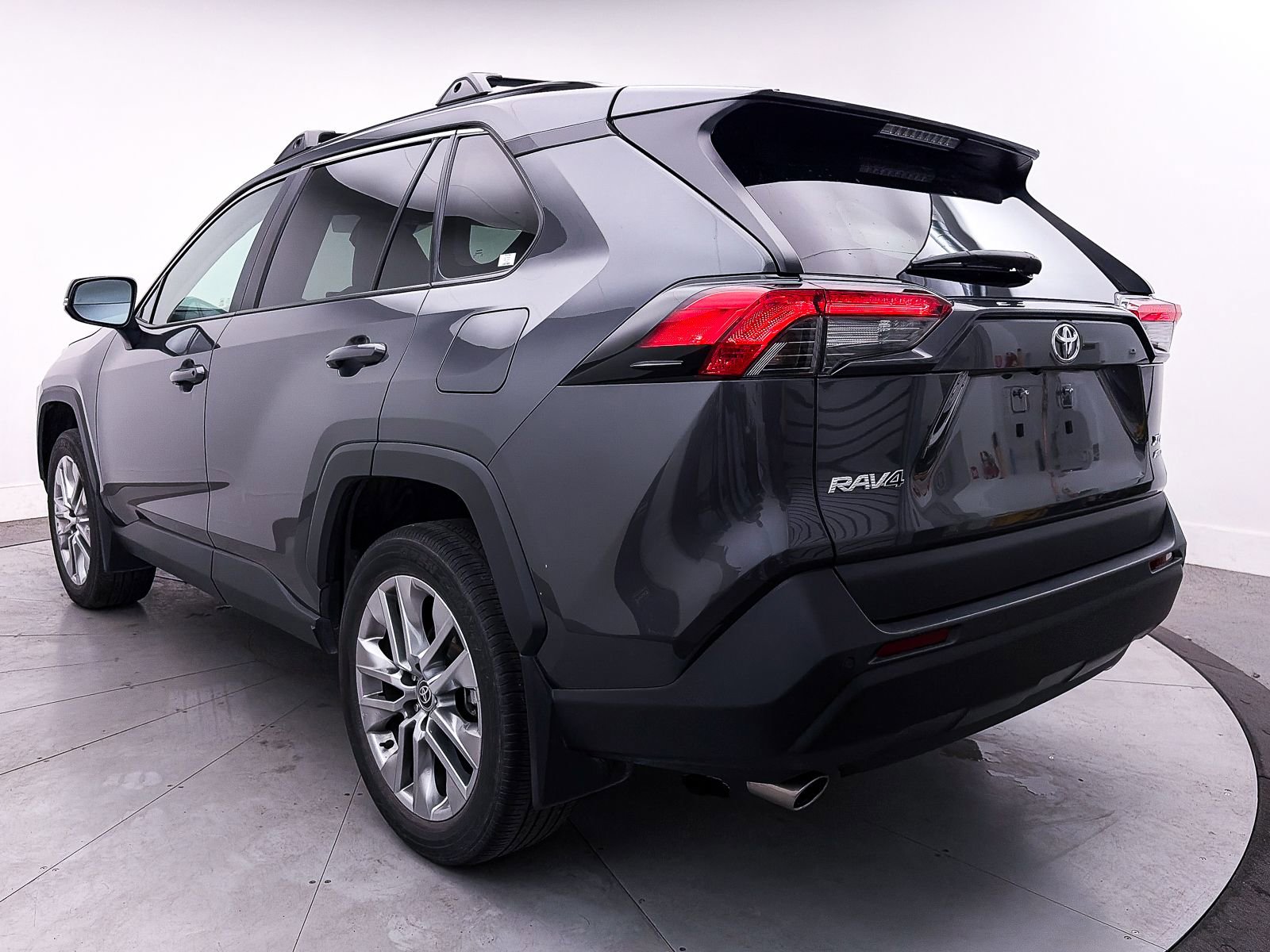 Used 2023 Toyota RAV4 XLE Premium image 13