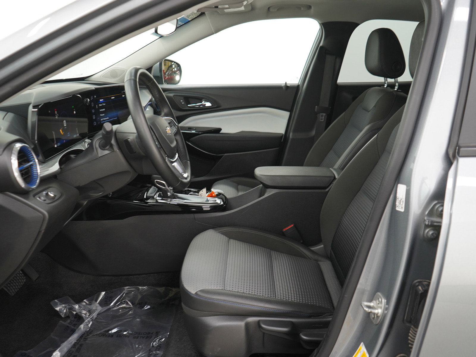 Used 2024 Chevrolet Trax LT w/ Sunroof Package image 22