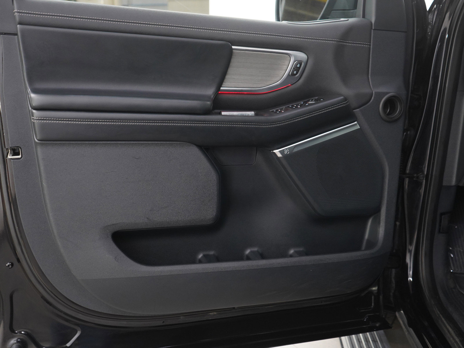 Used 2025 Ford Expedition Max Platinum AWD/4WD image 23