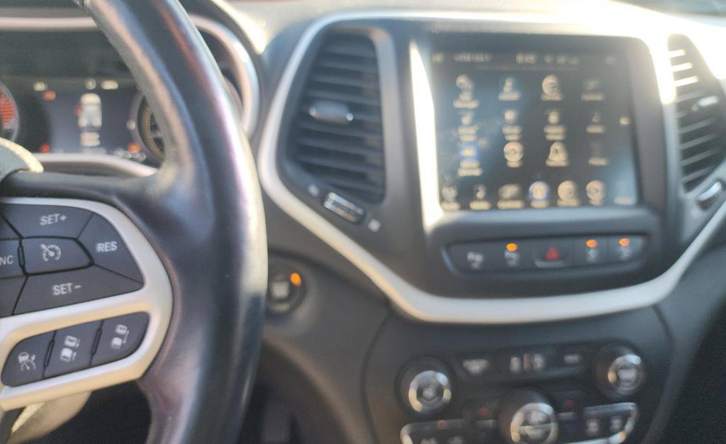 Used 2017 Jeep Cherokee Limited w/ Luxury Group AWD/4WD image 11