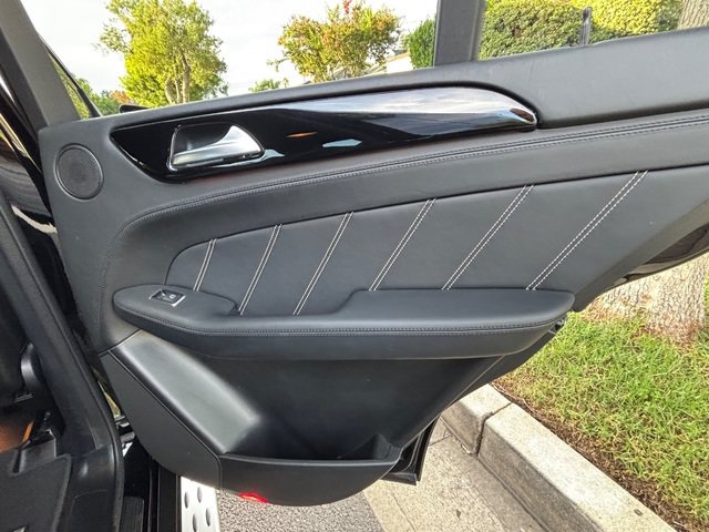 Used 2012 Mercedes-Benz ML 63 AMG 4MATIC w/ AMG Performance Pkg image 38