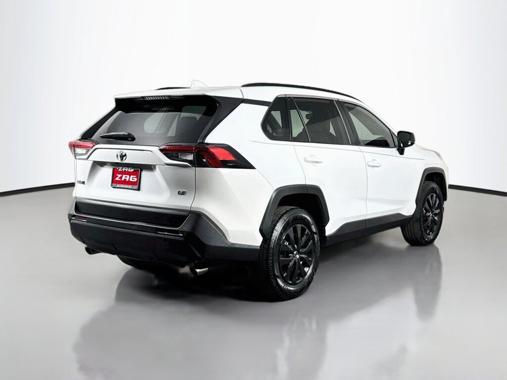 Used 2021 Toyota RAV4 LE FWD image 5