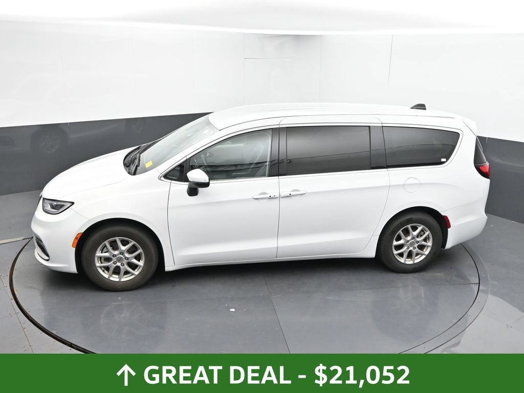 Used 2023 Chrysler Pacifica Touring-L FWD image 38