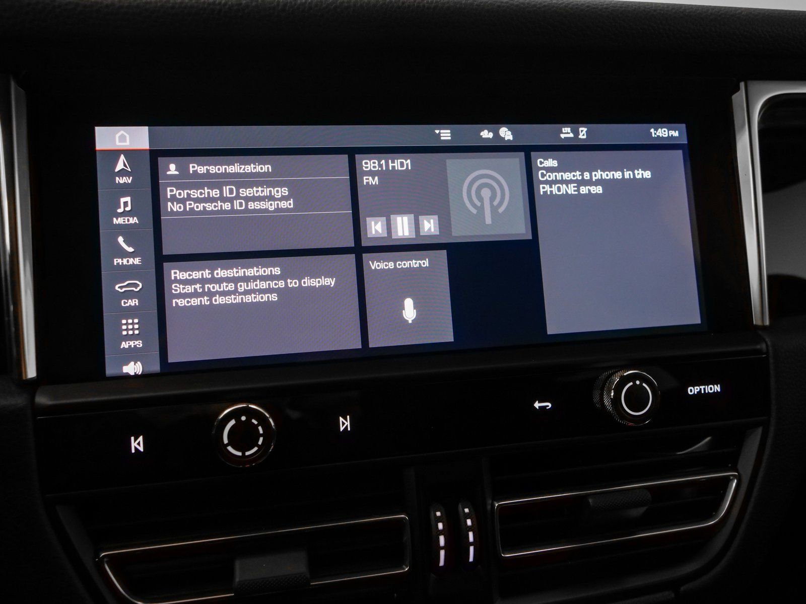 Certified 2025 Porsche Macan AWD/4WD image 32