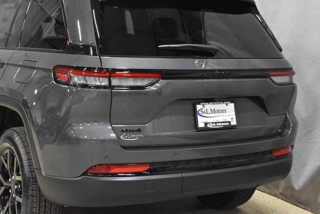 New 2025 Jeep Grand Cherokee Altitude image 9